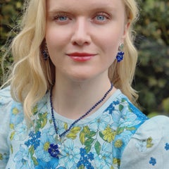 Collier pendentif fleur en lapis-lazuli sculpté à la main par Emma Chapman
