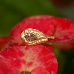 Anello a forma di pera con diamanti in rilievo di Emma Chapman, in oro giallo 14k