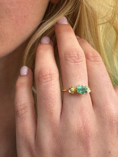 Anillo apilable de Emma Chapman en oro amarillo de 14k con esmeraldas y diamantes