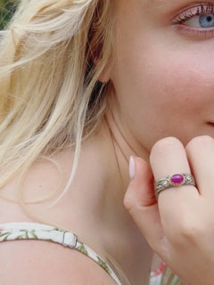 Von Hand gravierter Ring aus 18-karätigem Silber mit Rubin und Diamanten von Emma Chapman