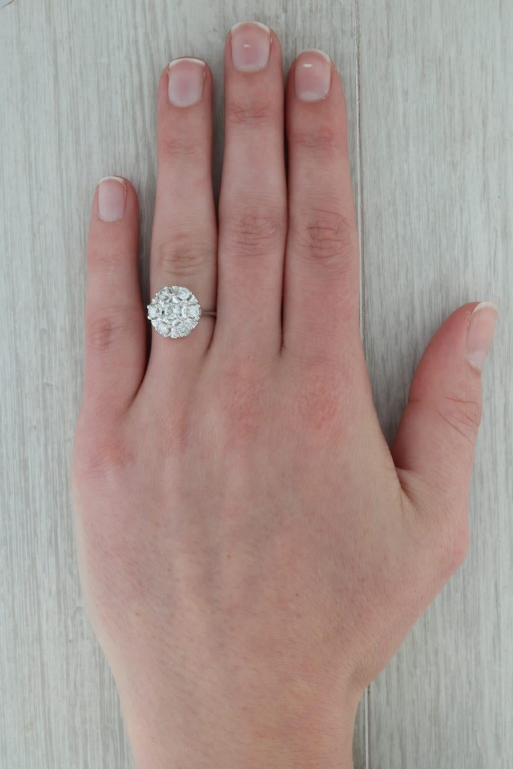 Anello a grappolo con diamanti da 0,79ctw in oro bianco 14k, misura 6,75 per il fidanzamento in vendita 3