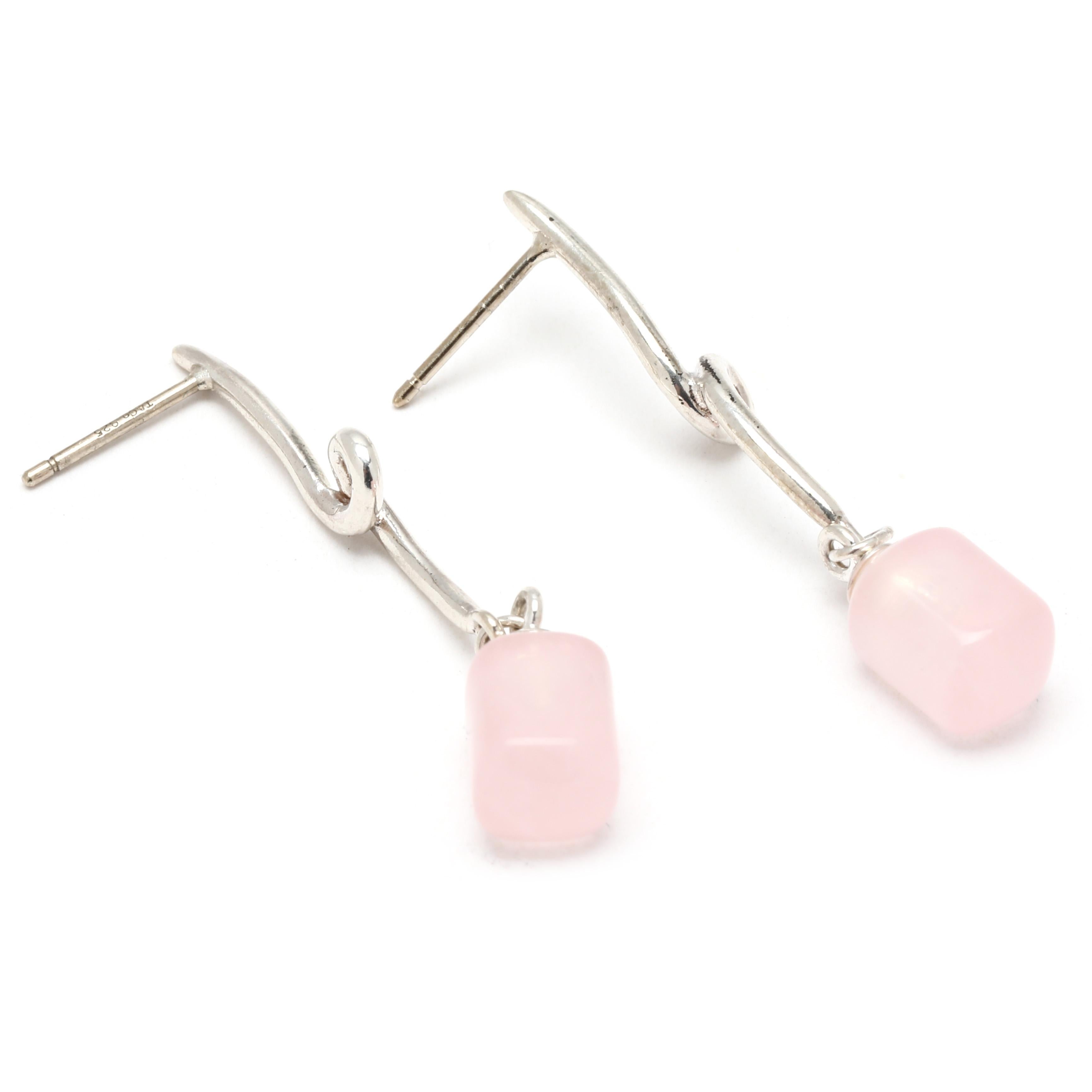Pietre:
quarzo rosa, 2
perlina per barile
9.3 x 6.1 mm

Lunghezza: 1,5 pollici

Peso: 1,9 dwts / 3 grammi

Timbri: 
