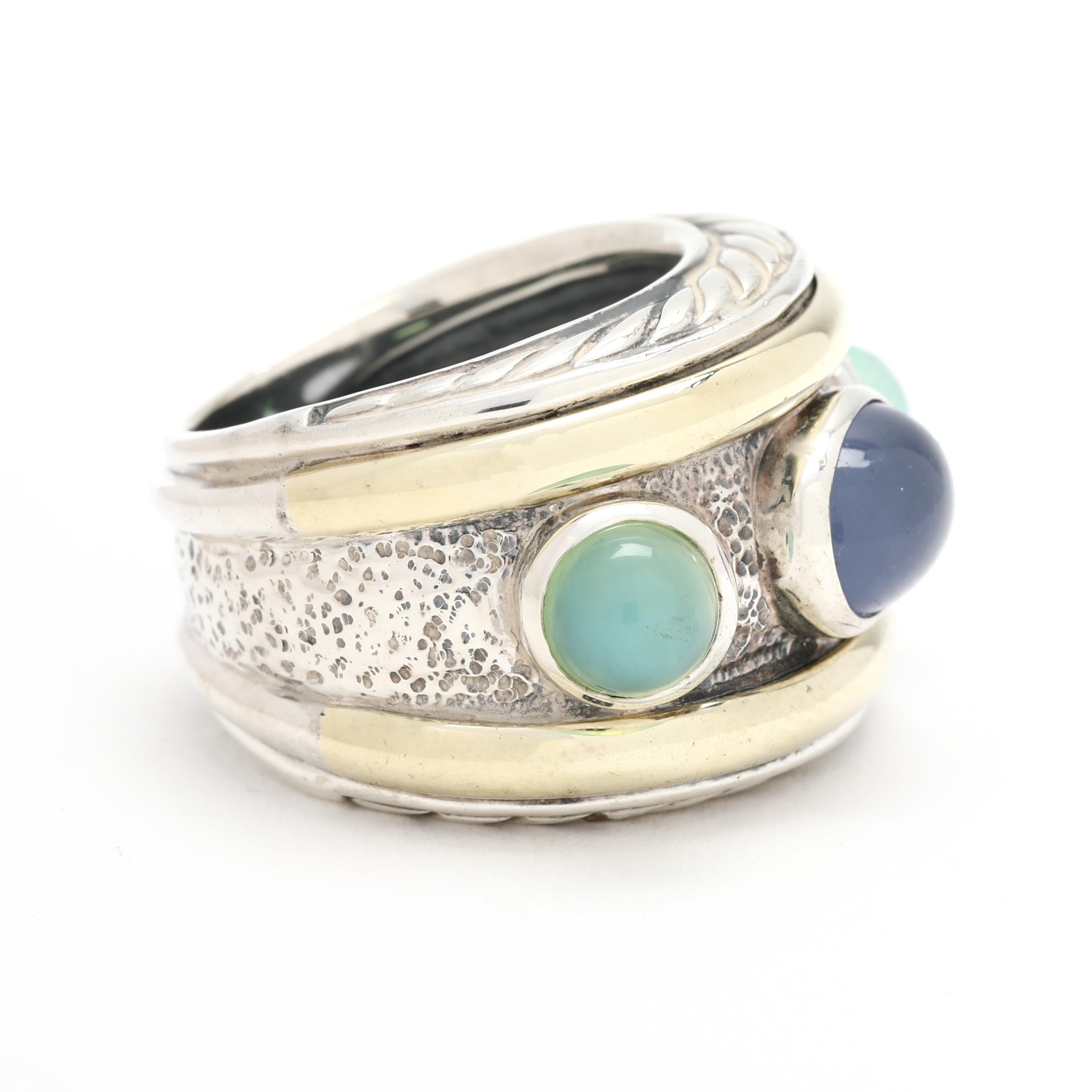 Pierres :
calcédoine bleue et verte
cabine ovale
9 x 7 mm
cabine ronde
6 mm

Taille de l'anneau 6

Relevage du doigt : 9.1 mm

Largeur : 16,7 mm

Poids : 10 dwts. / 15,6 grammes

Poinçons : 