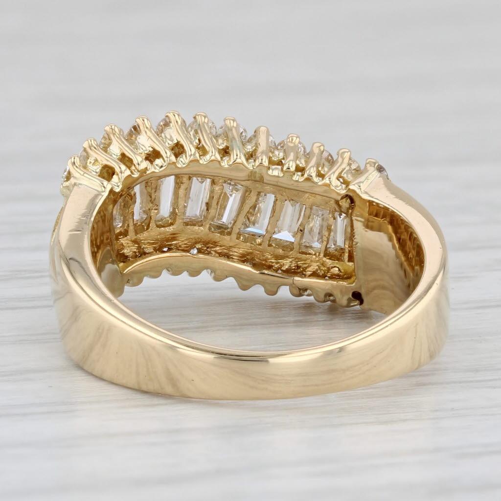 Taglio baguette Anello con diamante baguette da 1,04 ct. in oro giallo 18k, misura 6,75, fascia sagomata in vendita