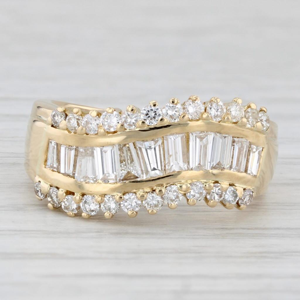 Anello con diamante baguette da 1,04 ct. in oro giallo 18k, misura 6,75, fascia sagomata In condizioni buone in vendita a McLeansville, NC