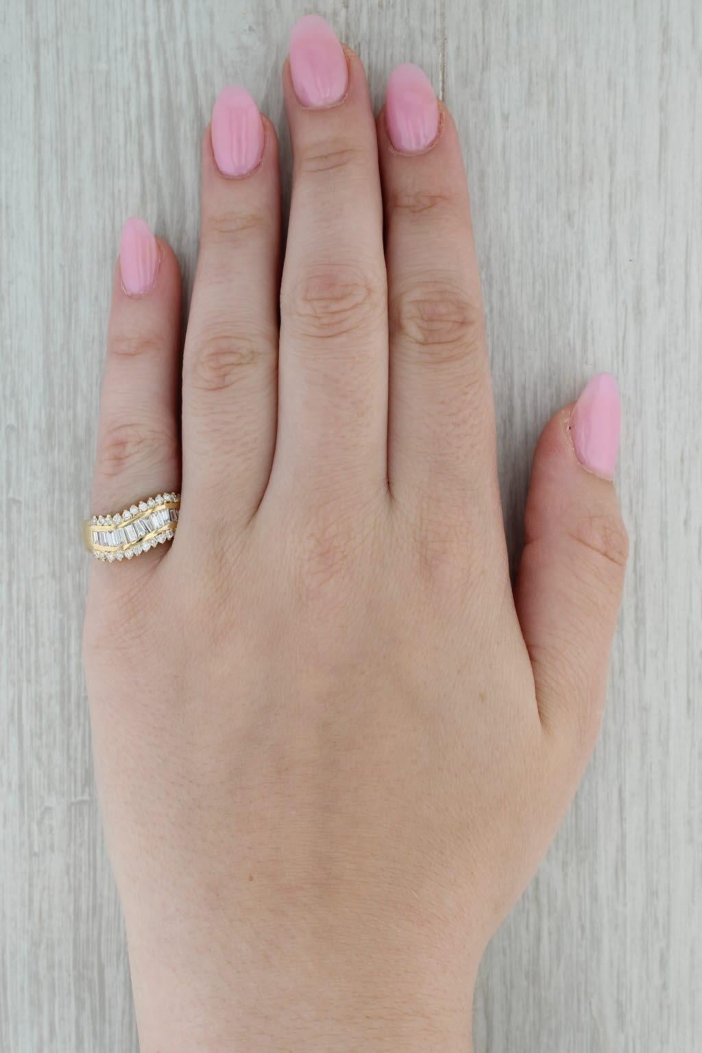 Anello con diamante baguette da 1,04 ct. in oro giallo 18k, misura 6,75, fascia sagomata in vendita 4