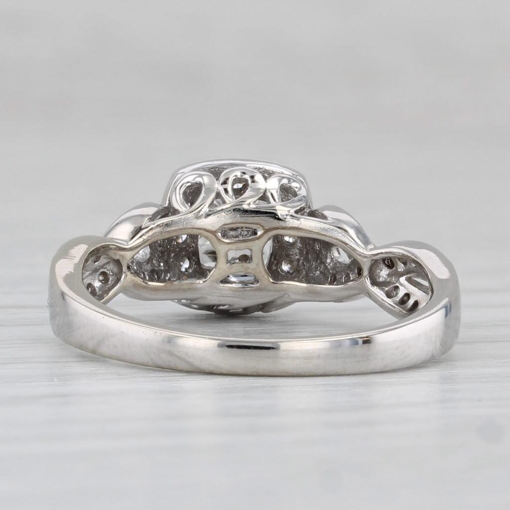 Taglio rotondo Anello di fidanzamento aureolato con diamante rotondo da 0,55 carati in oro bianco 14k, misura 6,75 in vendita