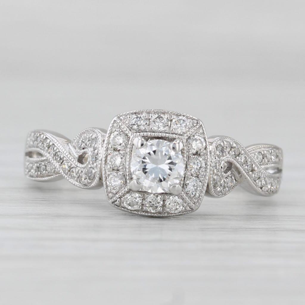 Anello di fidanzamento aureolato con diamante rotondo da 0,55 carati in oro bianco 14k, misura 6,75 In condizioni buone in vendita a McLeansville, NC