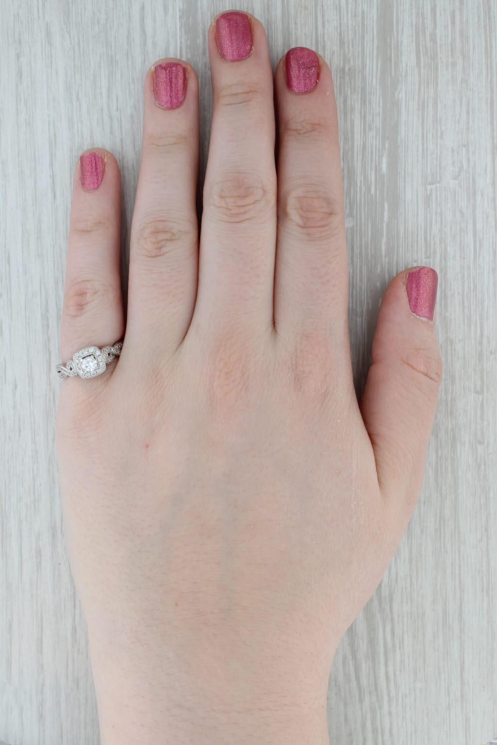 Anello di fidanzamento aureolato con diamante rotondo da 0,55 carati in oro bianco 14k, misura 6,75 in vendita 4