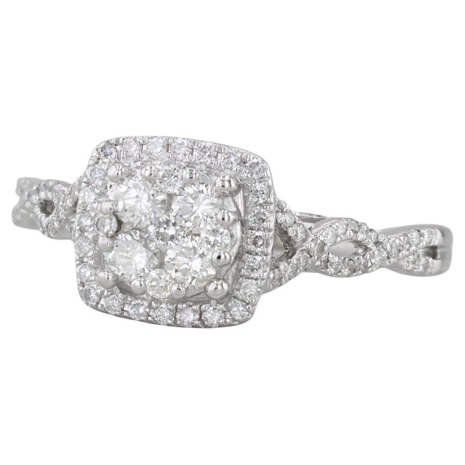 Anello di fidanzamento aureolato con diamante rotondo da 0,57 carati in oro bianco 14k, misura 10 in vendita