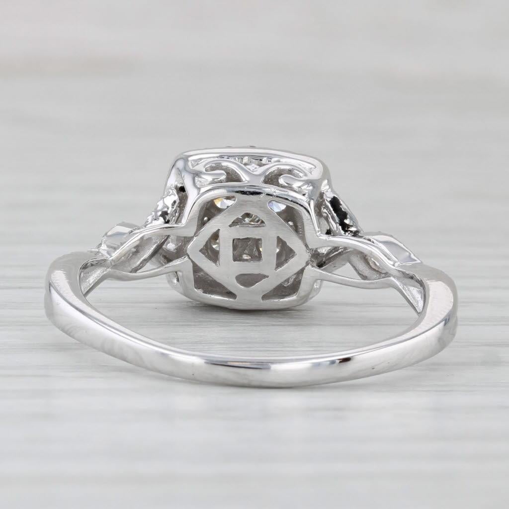 Taglio rotondo Anello di fidanzamento aureolato con diamante rotondo da 0,57 carati in oro bianco 14k, misura 10 in vendita