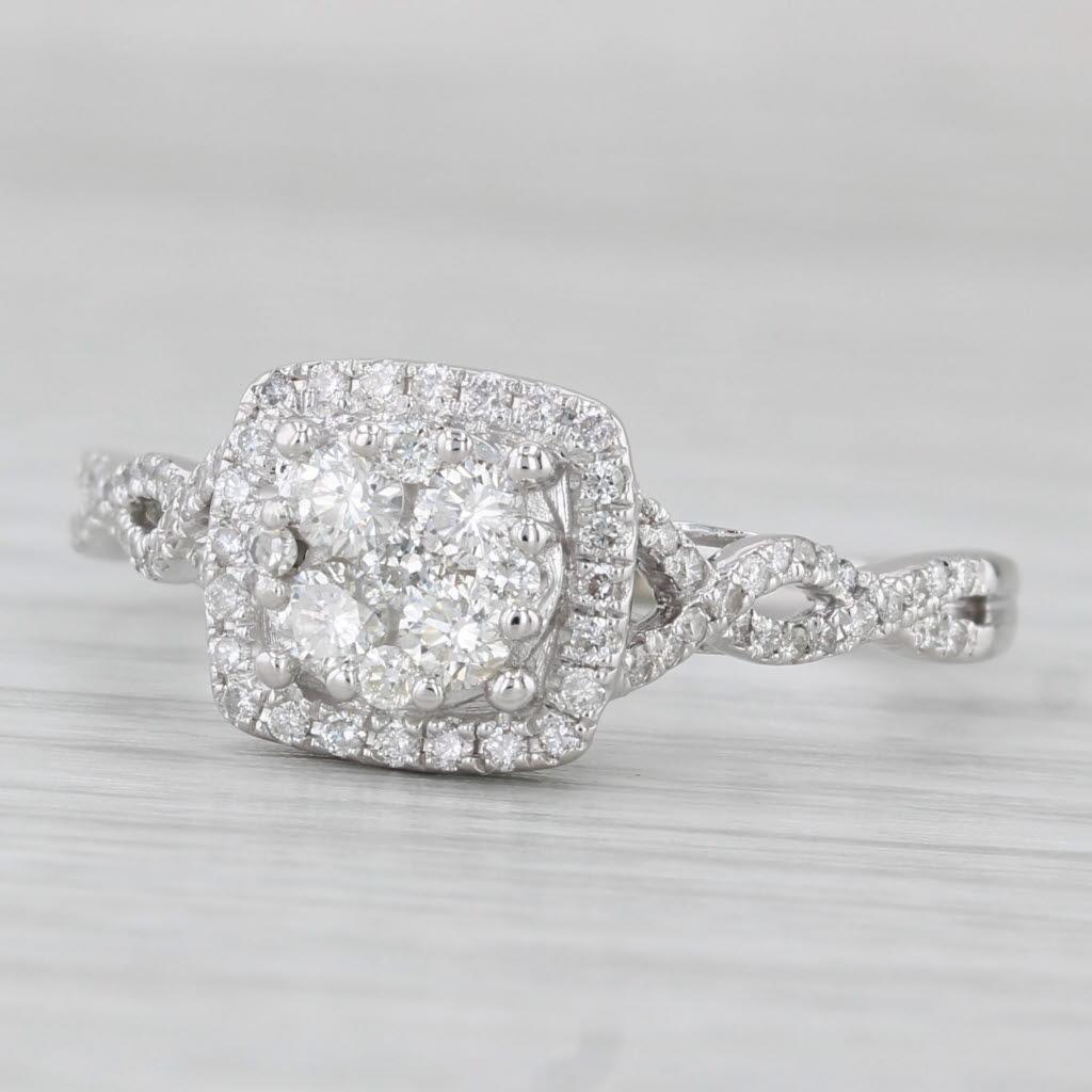 Anello di fidanzamento aureolato con diamante rotondo da 0,57 carati in oro bianco 14k, misura 10 in vendita 1
