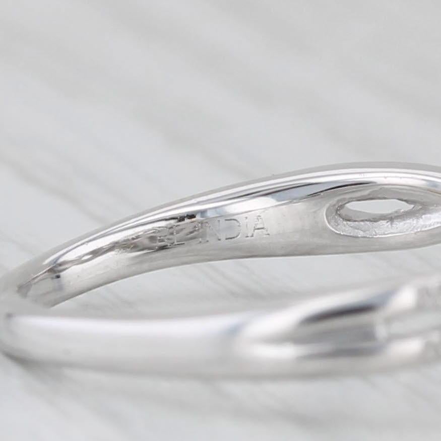 Anello di fidanzamento aureolato con diamante rotondo da 0,57 carati in oro bianco 14k, misura 10 in vendita 2
