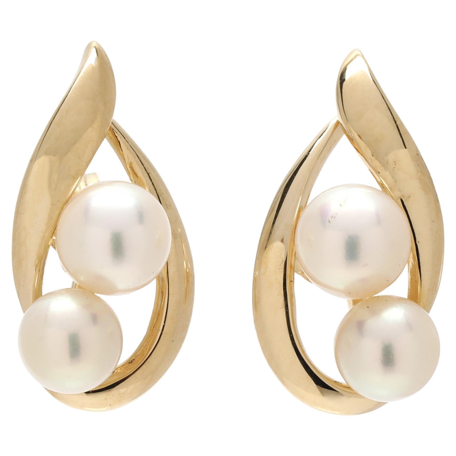 Orecchini con perle gemelle Mikimoto, oro giallo 18 carati, lunghezza 0,75 pollici in vendita