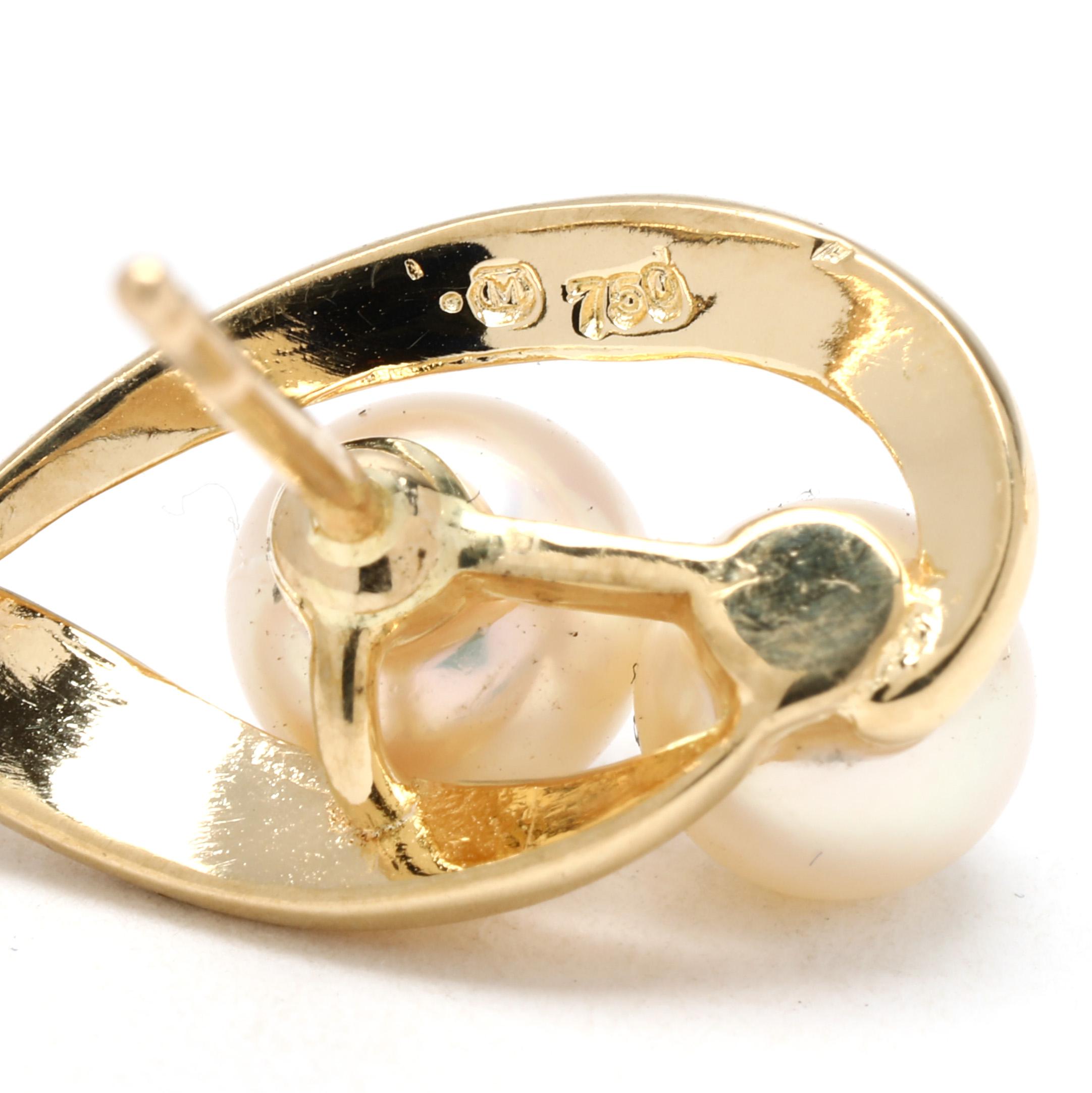 Perlina Orecchini con perle gemelle Mikimoto, oro giallo 18 carati, lunghezza 0,75 pollici in vendita
