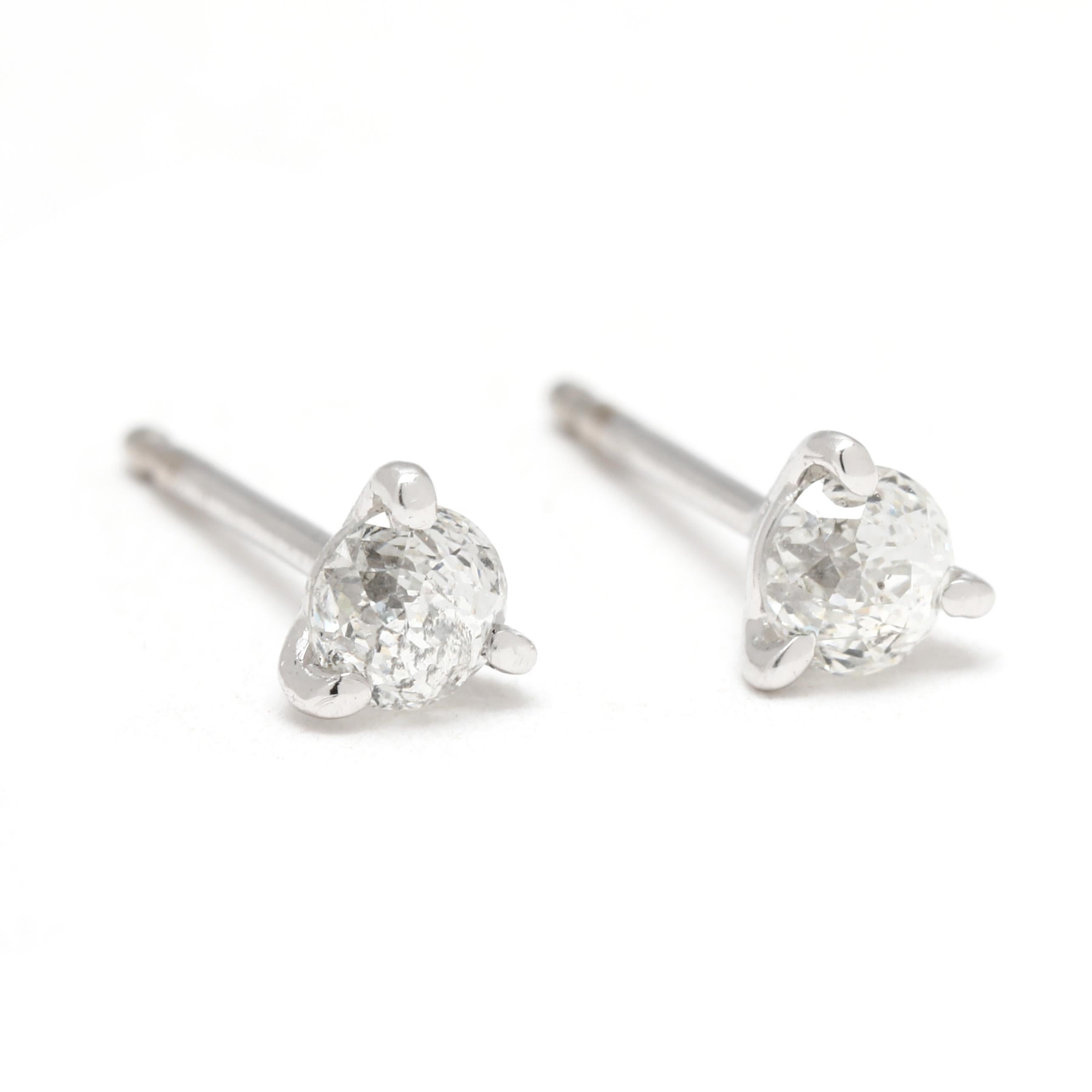Pierres :
diamant, 2
couronne de lumière
3.2 mm
environ .33 carats au total
Couleur HI/ Clarté SI2-I1

Longueur : 4 mm

Poids : .3 dwts / .5 grammes

Tampons : 