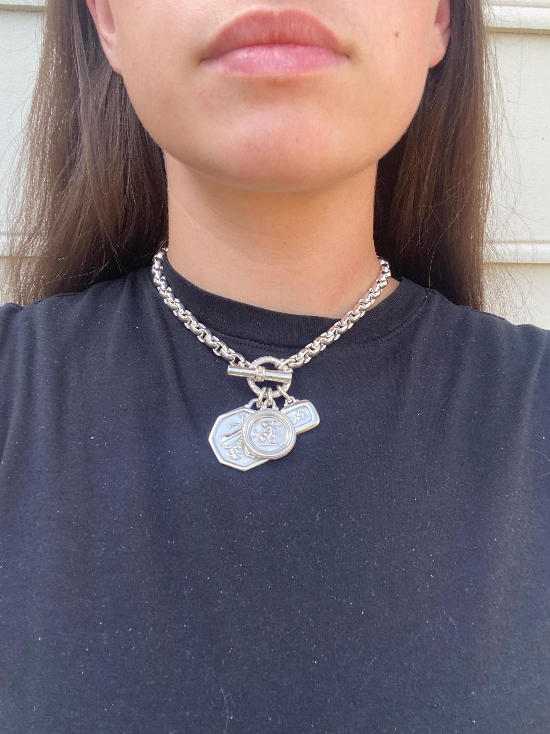 Collana a catena con charme grande di Slane & Slane, A. Silver, lunghezza 15,5