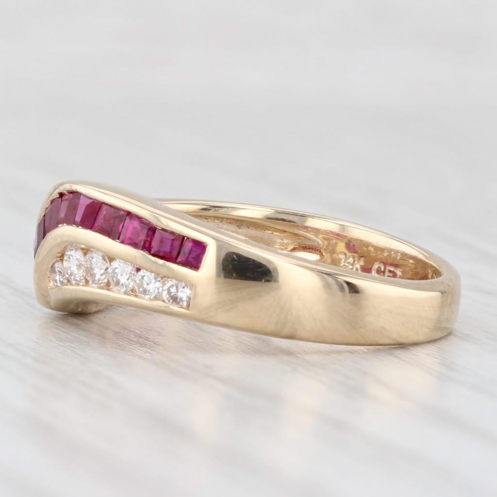 Informations sur les pierres précieuses :
- Rubis naturels -
Total des carats - 0.80ctw
Coupe - carrée
Couleur - Rouge
Traitement - Amélioré de routine 

- Diamants naturels -
Total des carats - 0.24ctw
Taille - Brilliante ronde
Couleur - F -