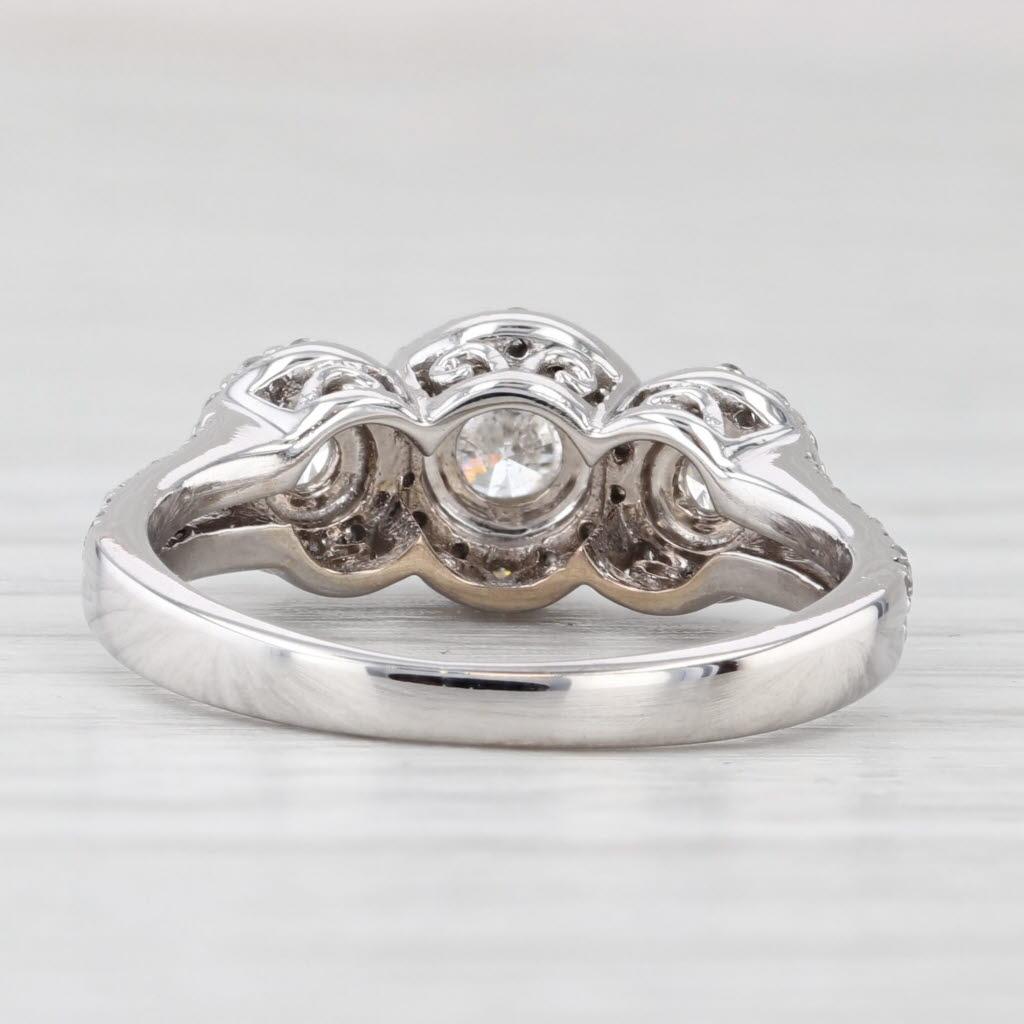 Taglio rotondo Anello di fidanzamento a 3 pietre con diamante da 0,97ctw in oro bianco 14k, misura 5,75 in vendita