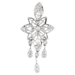 Colgante ornamentado de filigrana con diamantes de 0,12 ct en total, de oro blanco de 18k con forma de gota con flecos