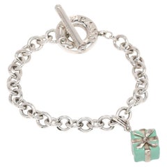 Tiffany & Co. Armband mit türkisfarbenem „Present“-Anhänger, Sterlingsilber, Länge 7,25 Zoll
