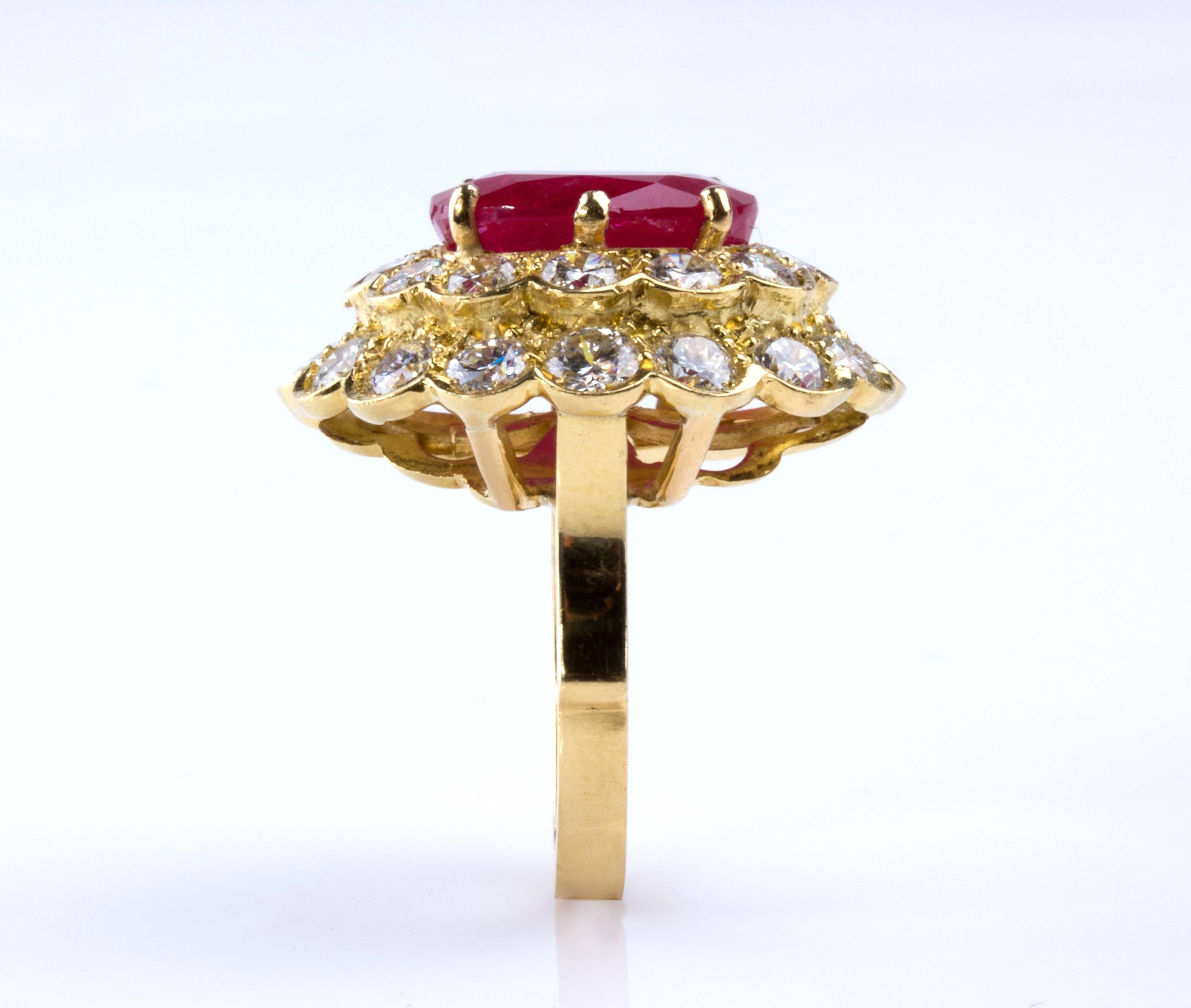 Burma Ruby and Diamond Ring In Excellent Condition For Sale In Rome, IT