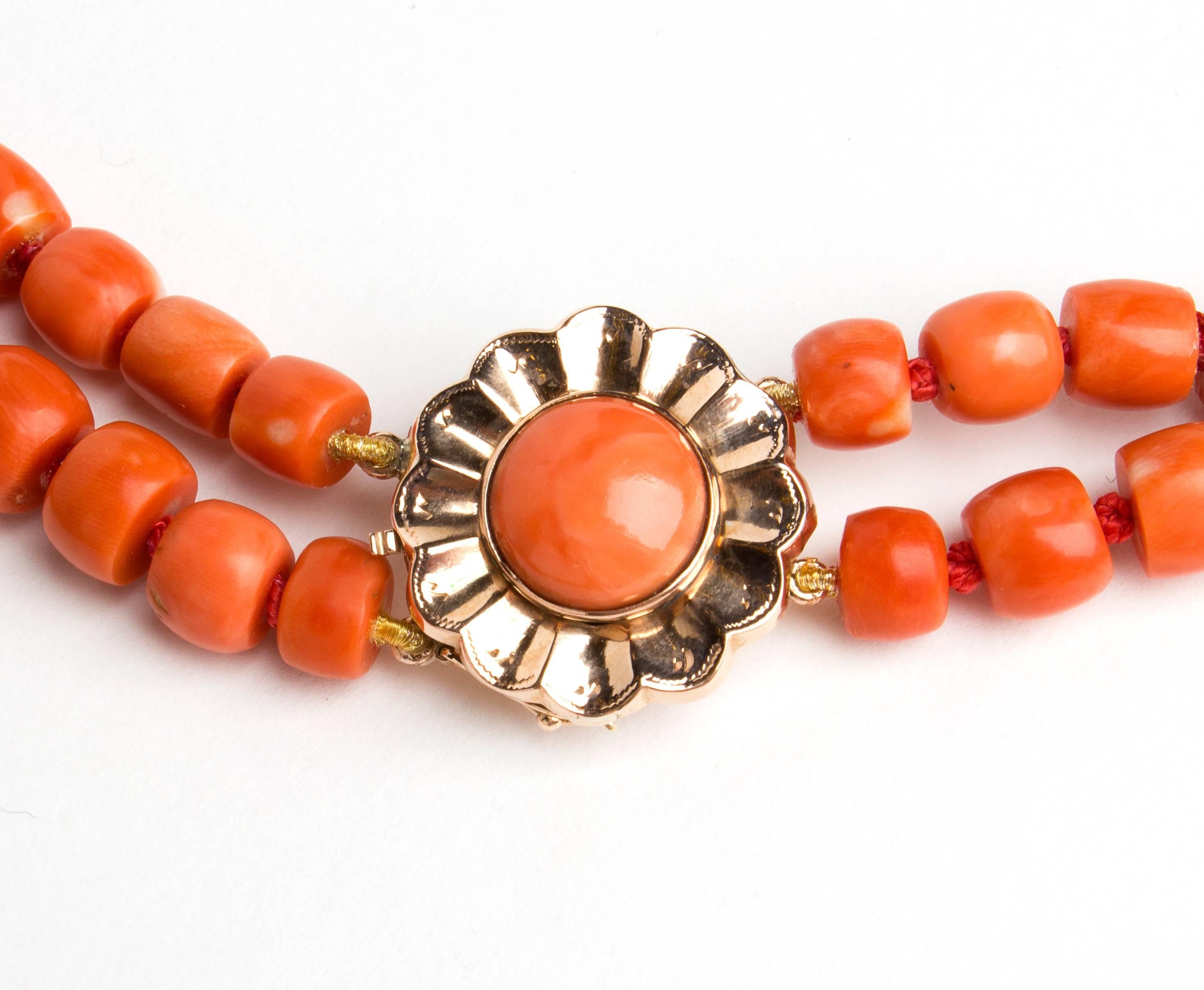 Realized in Sciacca coral with two rows of boulles, low-grade gold clamp set with cabochon cut coral. Lenght 620 mm (24 13⁄32 in), central boulle 26 x 24 mm (1 1⁄32 x  0 15⁄16 in). Weight 322 gr.
Item condition grading: **** good.