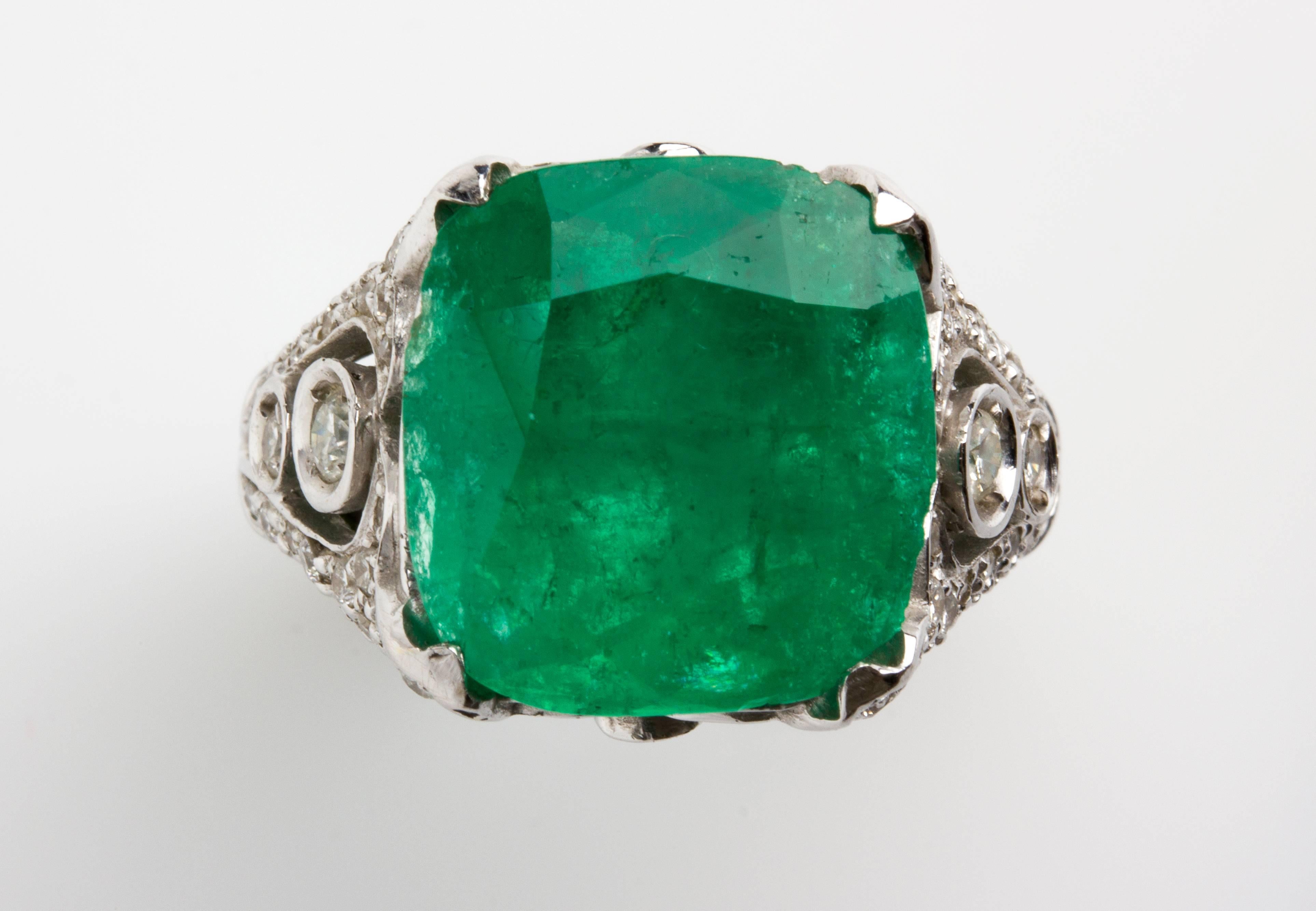 Emerald and Diamond White Gold Ring In Good Condition For Sale In Rome, IT