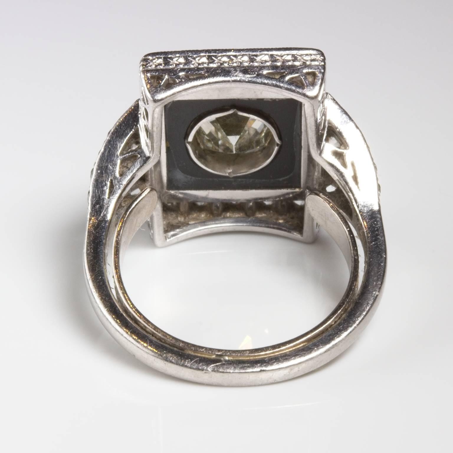 Art Deco 2.62 Carat Diamond Onyx Cocktail Ring In Excellent Condition For Sale In Perth, AU