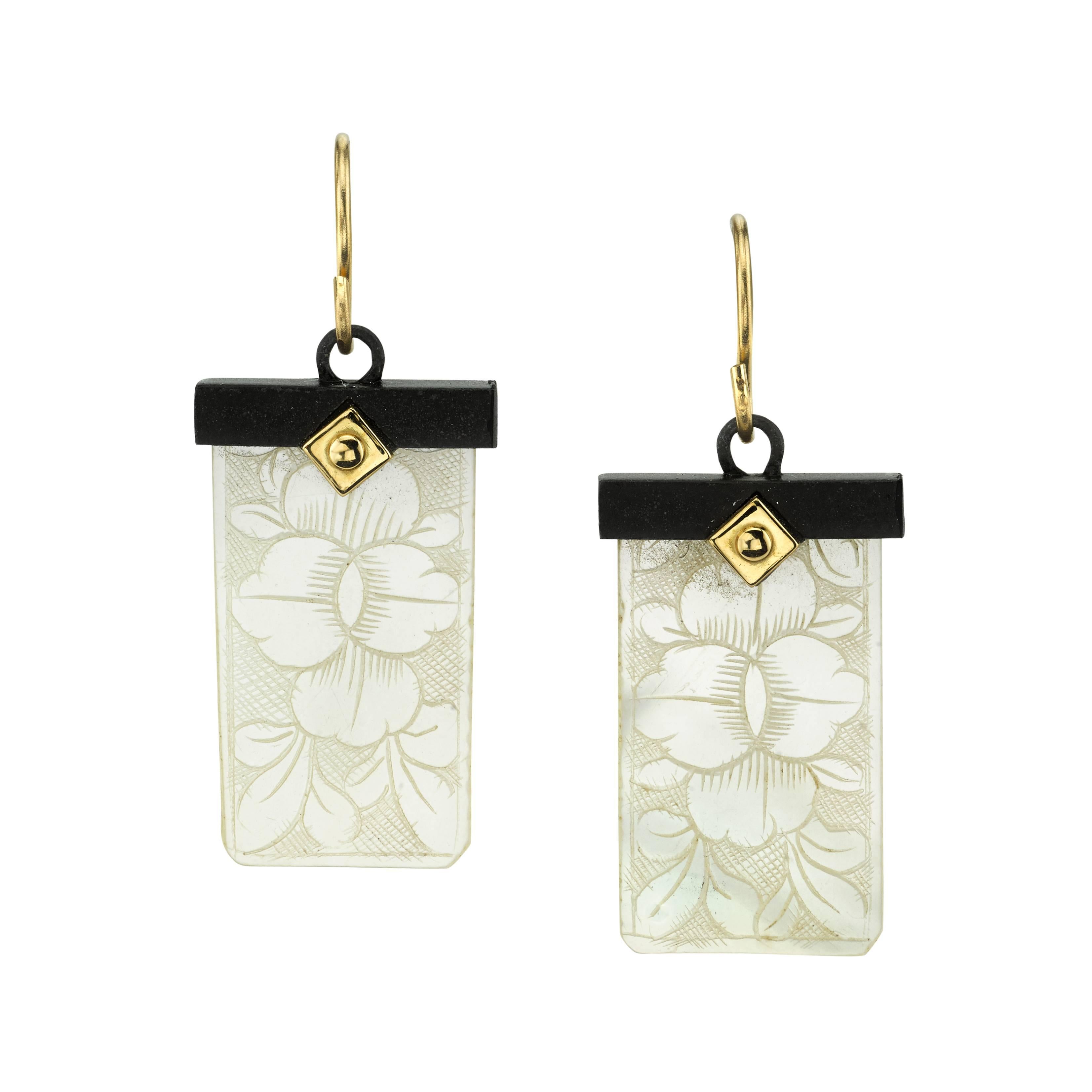 These earrings feature Chinese gaming counters with motifs dating back to the 18th Century. Each gaming counter is set in a handmade 18k yellow gold and blackened silver mounting inspired by the architecture of Ancient China. 

Handmade by our