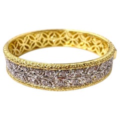 Bracciale Bangle inciso con diamanti, oro giallo e bianco, design fiorentino