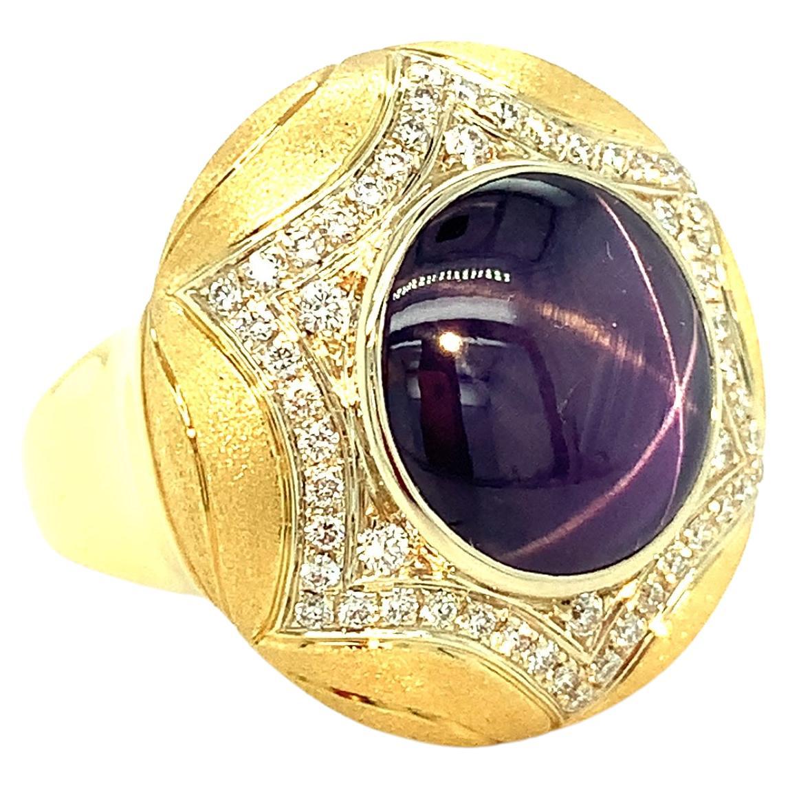 Bague faite à la main en or jaune 18 carats avec saphir étoilé violet de 10 carats et diamants pavés en vente
