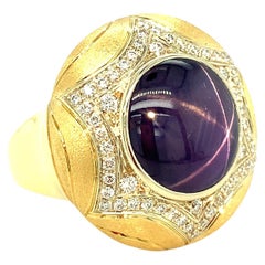 Bague faite à la main en or jaune 18 carats avec saphir étoilé violet de 10 carats et diamants pavés