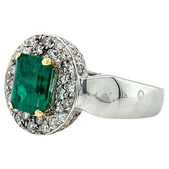 Anillo de cóctel de esmeralda y diamantes en oro blanco, 2,05 quilates