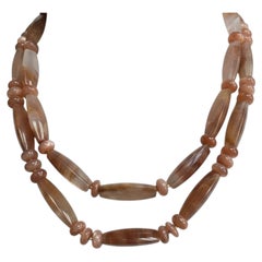 Collier à double rang de quartz rouge feu et de pierre de lune couleur pêche, avec de l'or jaune