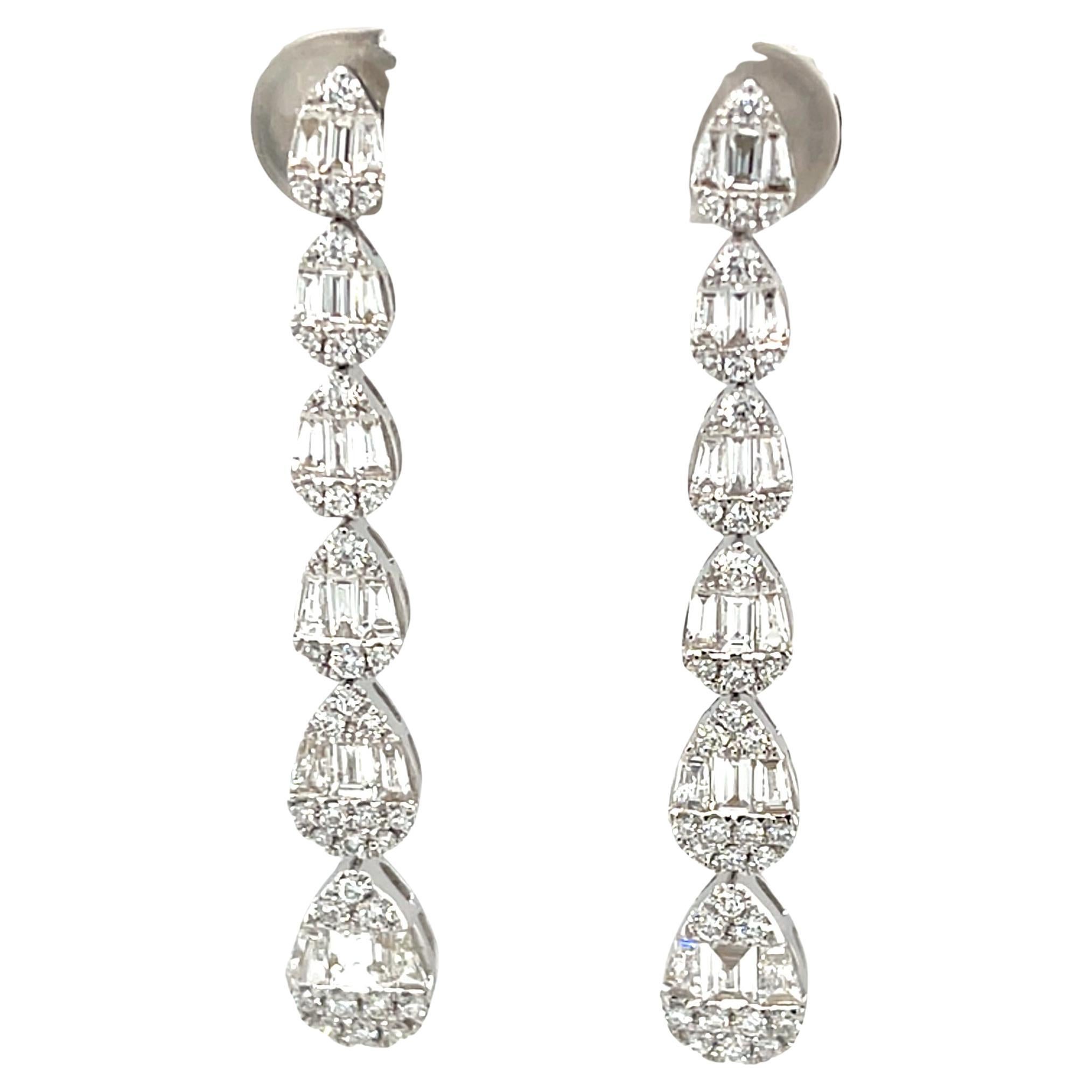 Questi splendidi orecchini pendenti presentano oltre 2 carati di diamanti tondi e baguette, splendidamente disposti a formare cascate di perle in un design elegante e sofisticato, perfetto per le occasioni speciali. La combinazione di diamanti a