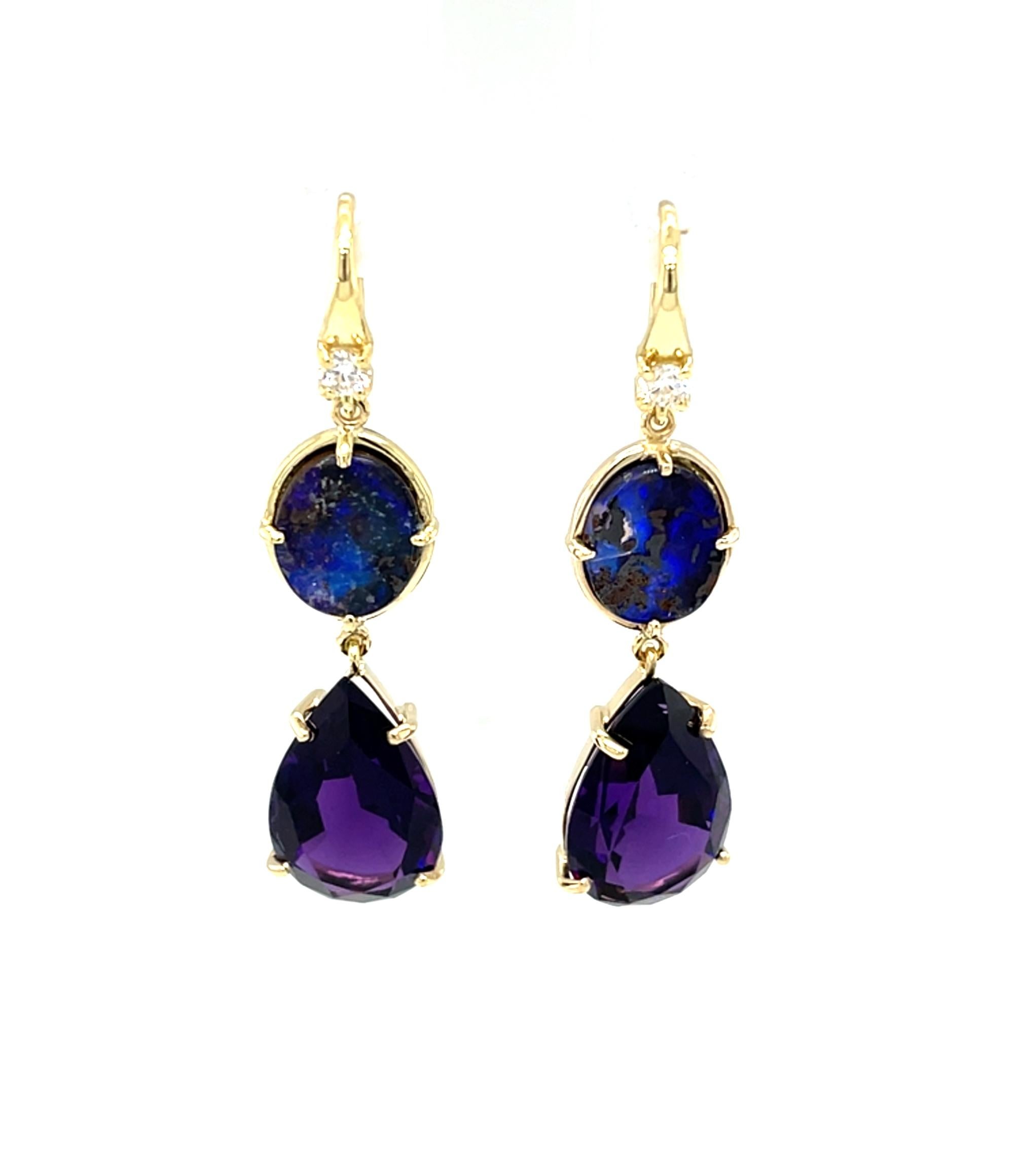 Ces boucles d'oreilles pendantes sont composées d'une paire de magnifiques opales de roche combinées à une améthyste en forme de poire, le tout serti de diamants en or jaune 18 carats. Les opales de bloc ont des couleurs bleu et indigo