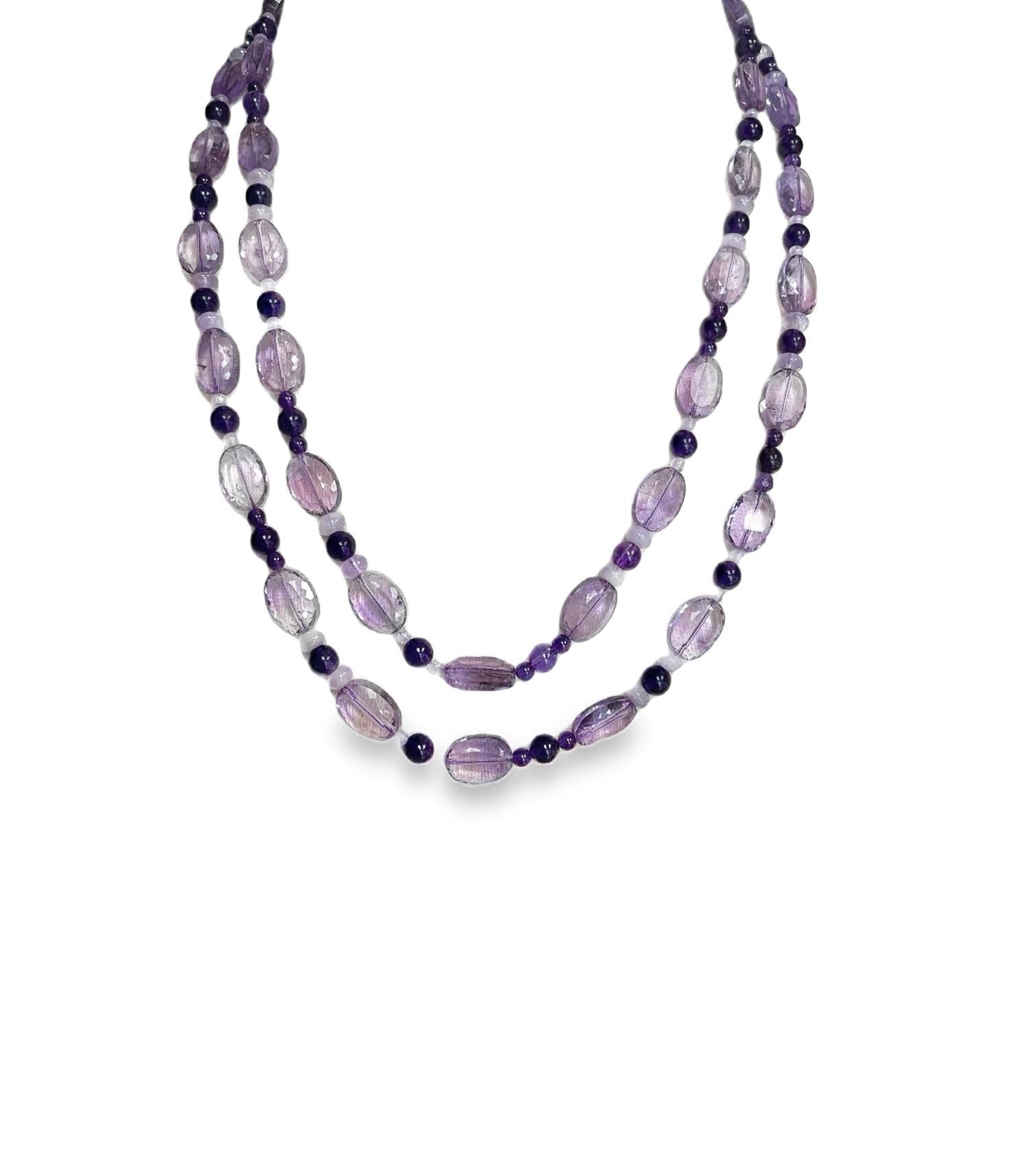 Dieser farbenprächtige 45-Zoll-Strang besteht aus pastellfarbenen Rose de France-Amethysten, die mit königspurpurnen Amethysten und rosafarbenen Kunzit-Perlen kombiniert sind und eine wunderbar auffällige und vielseitige Halskette bilden. Die 14 x