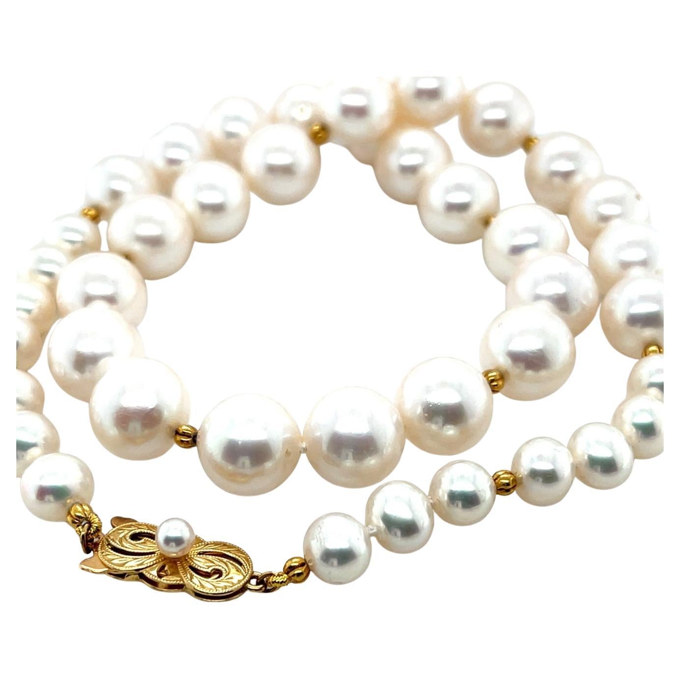 Collana di perle bianche da 10 e 7 mm con accenti in oro giallo 18 carati in vendita