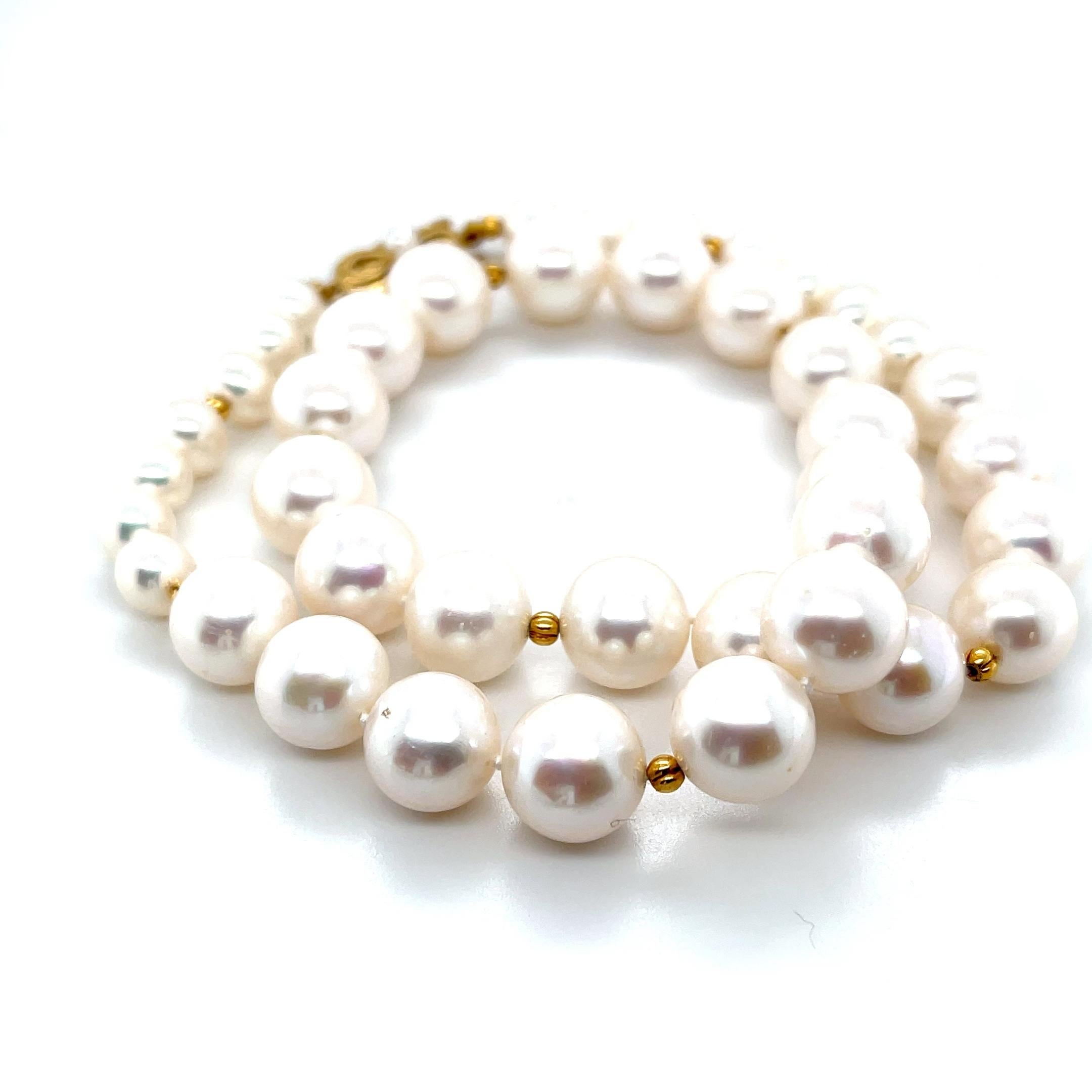 Questa bellissima collana combina perle d'acqua dolce rotonde da 10 e 7 mm con perle d'oro giallo 18 carati per un aggiornamento moderno di un classico senza tempo! Le splendide perle bianche hanno una lucentezza straordinaria e le loro grandi