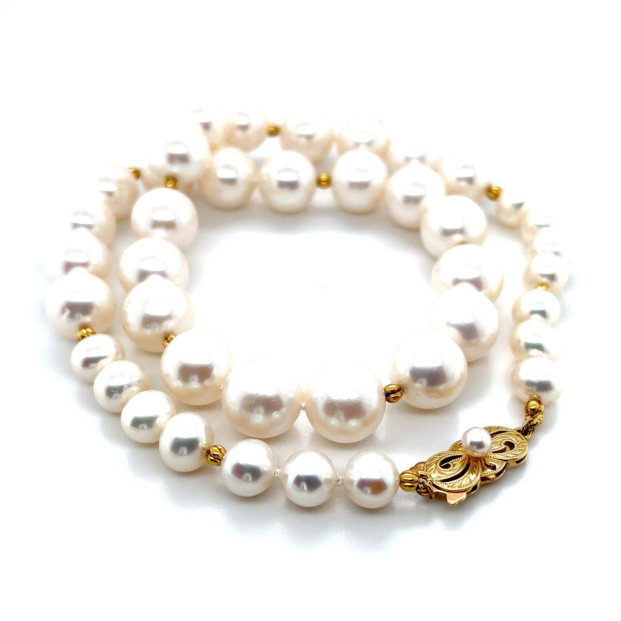 Artigiano Collana di perle bianche da 10 e 7 mm con accenti in oro giallo 18 carati in vendita