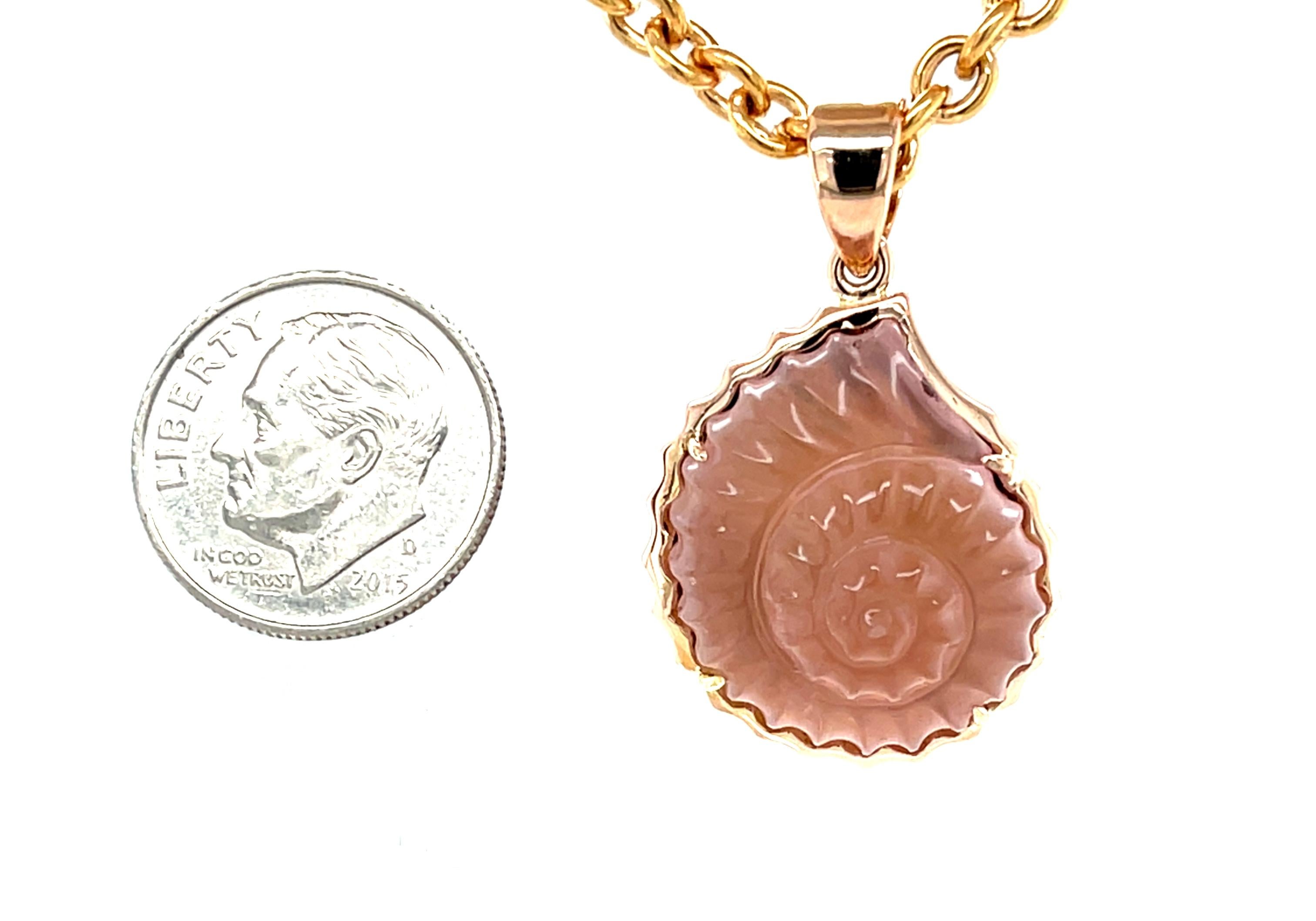 Ciondolo con conchiglia Nautilus in quarzo rosa intagliato a mano in oro rosa 18 carati, 20,89 carati in vendita 1