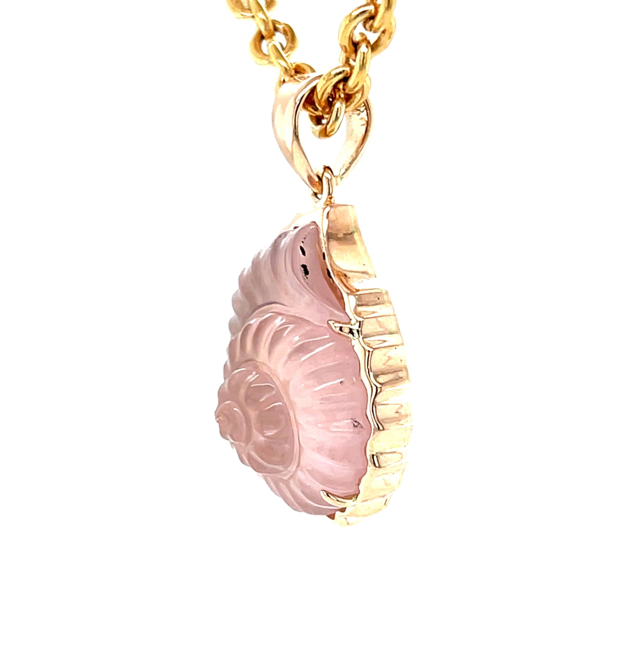 Donna Ciondolo con conchiglia Nautilus in quarzo rosa intagliato a mano in oro rosa 18 carati, 20,89 carati in vendita