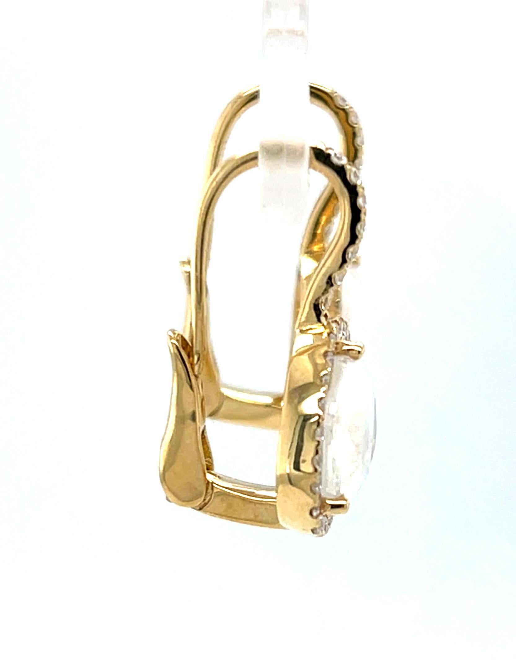 Questi eleganti orecchini a goccia presentano pietre lunari perlate circondate da aloni di diamanti realizzati in oro giallo 18 carati. Le pietre di luna sono state sfaccettate - uno stile di taglio davvero unico per le pietre di luna - che permette