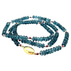 Collana di perline con Topazio Blu di Londra sfaccettato e Granato con accenti in oro giallo