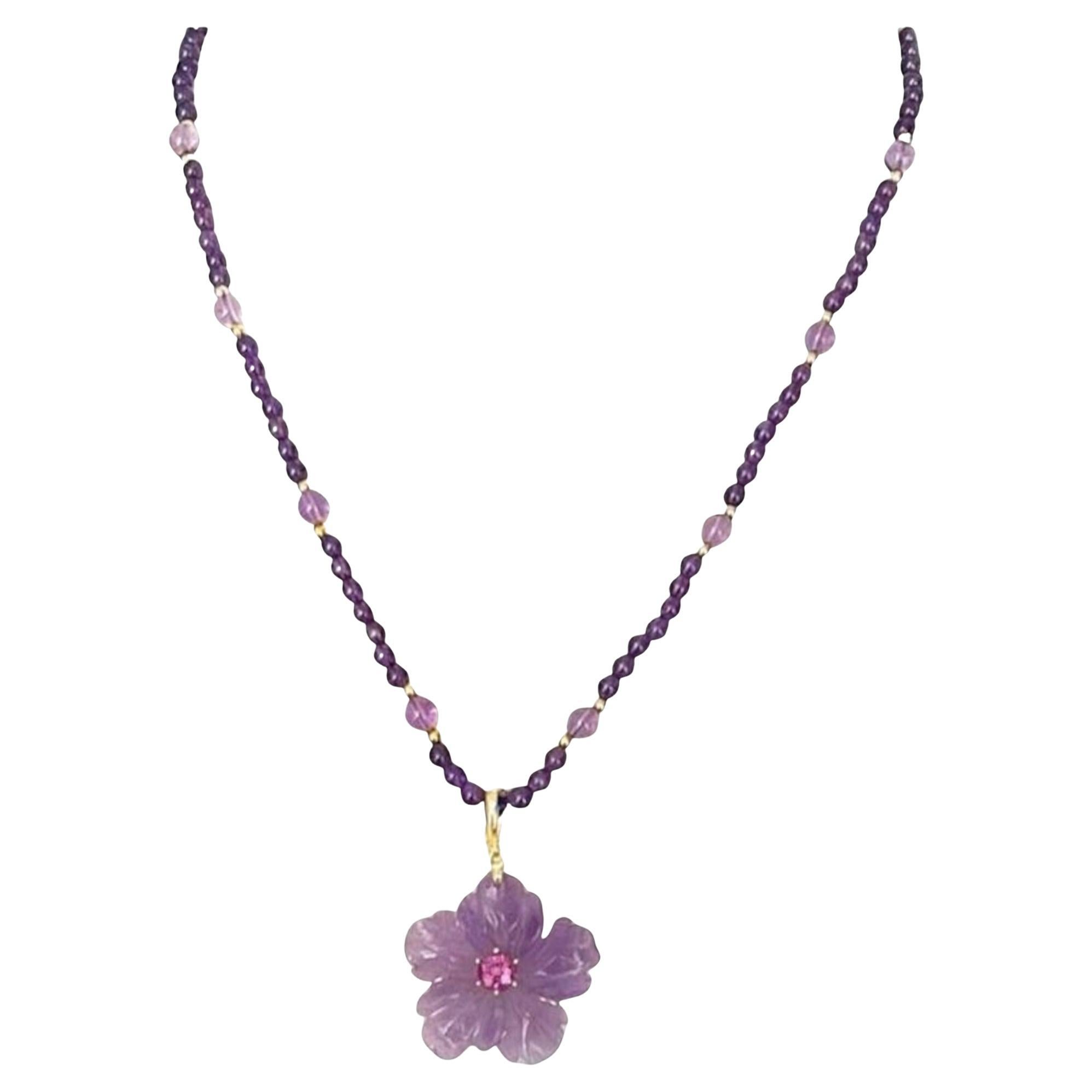 Pendentif fleur d'améthyste et collier de perles d'améthyste en or jaune sculptés à la main