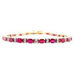 Brazalete de tenis de oro amarillo y blanco con un total de 6,27 quilates de rubíes y diamantes