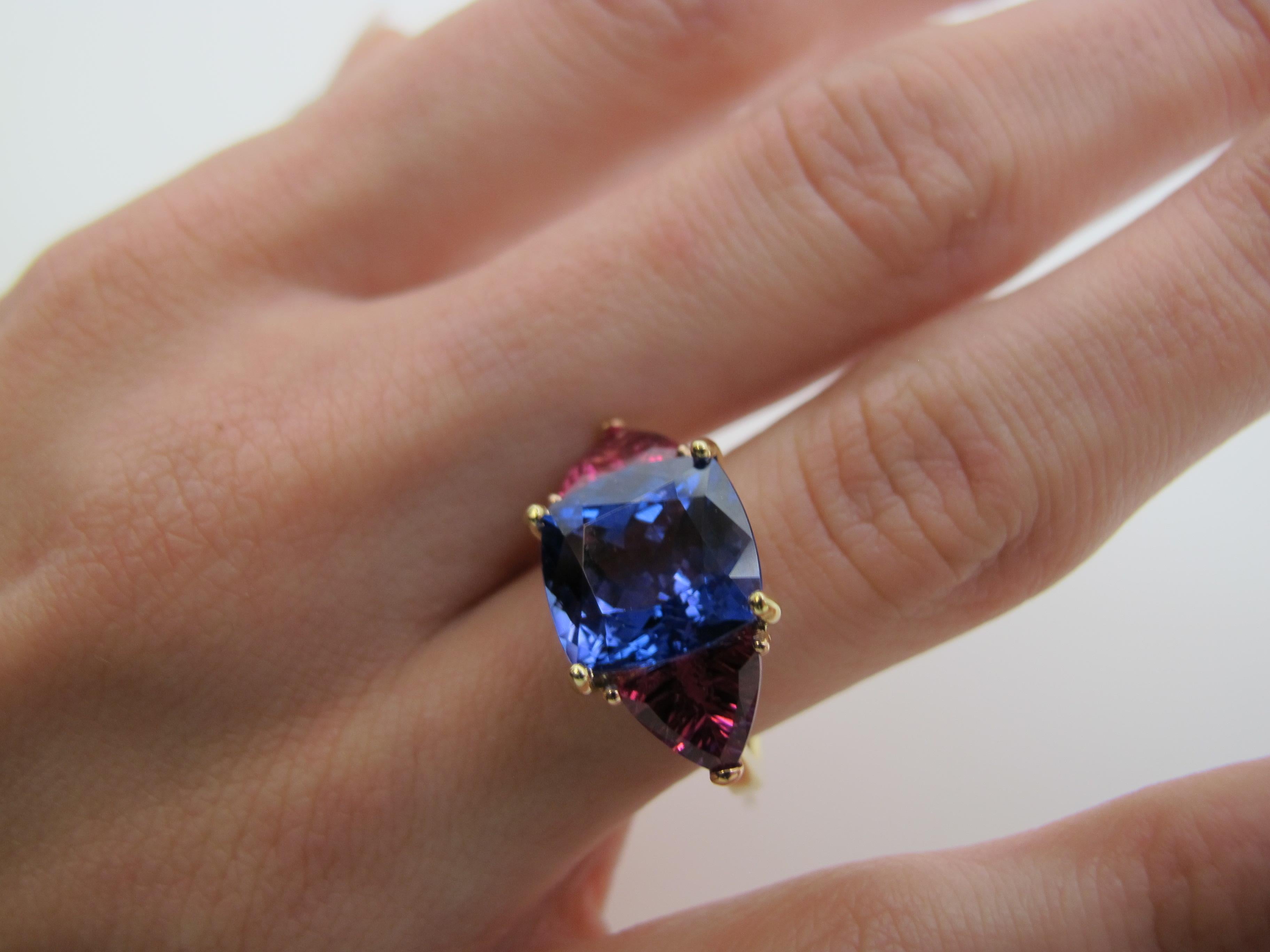 5.75 Carat Cushion Cut Tanzanite and Tourmaline Ring, 18 Karat Yellow Gold In New Condition In Los Angeles, CA