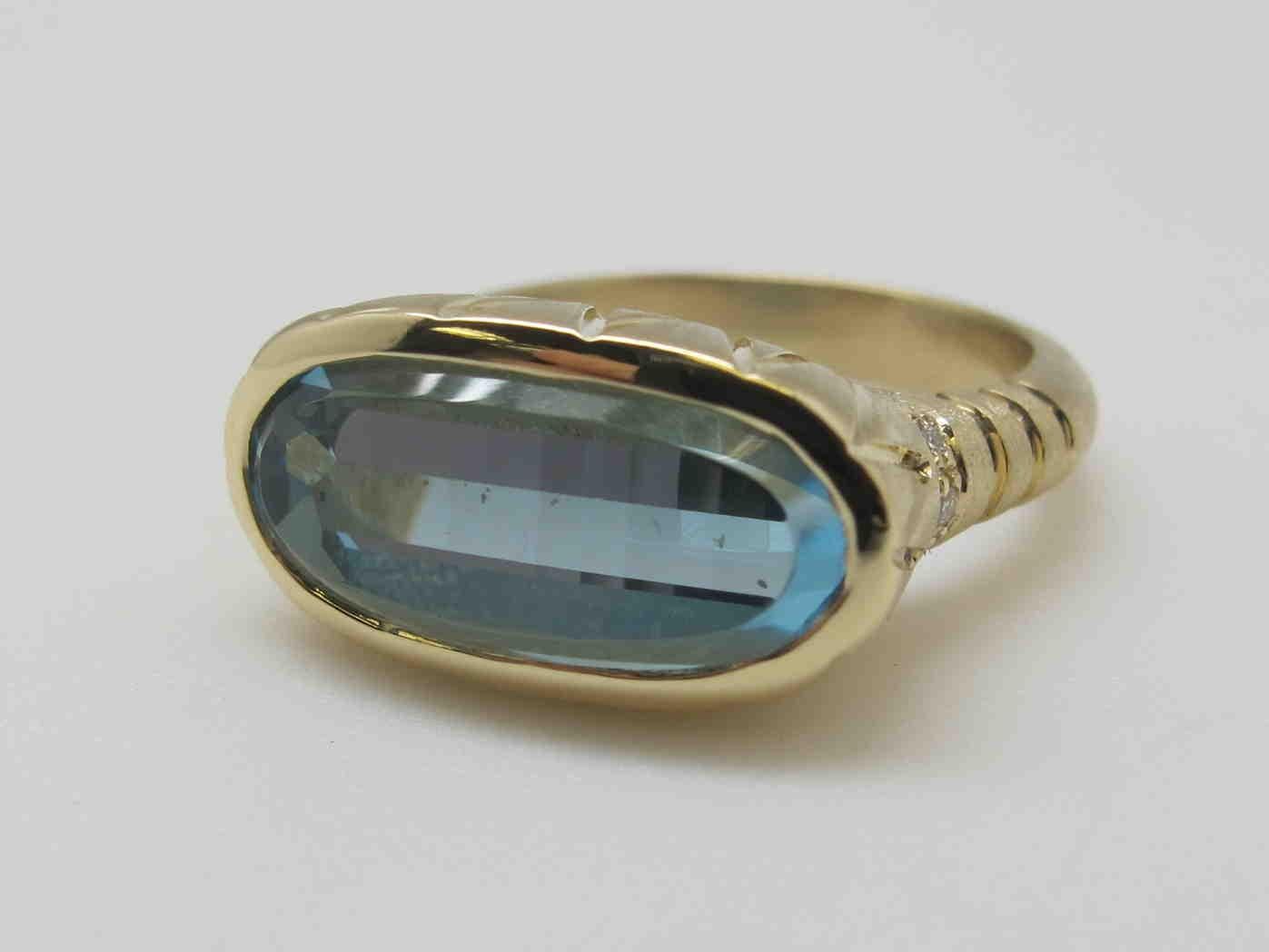 Contemporary Master Cutter, Steven Avery, facetted this opposing bar cut aquamarine. The aquamarine is of a very 
