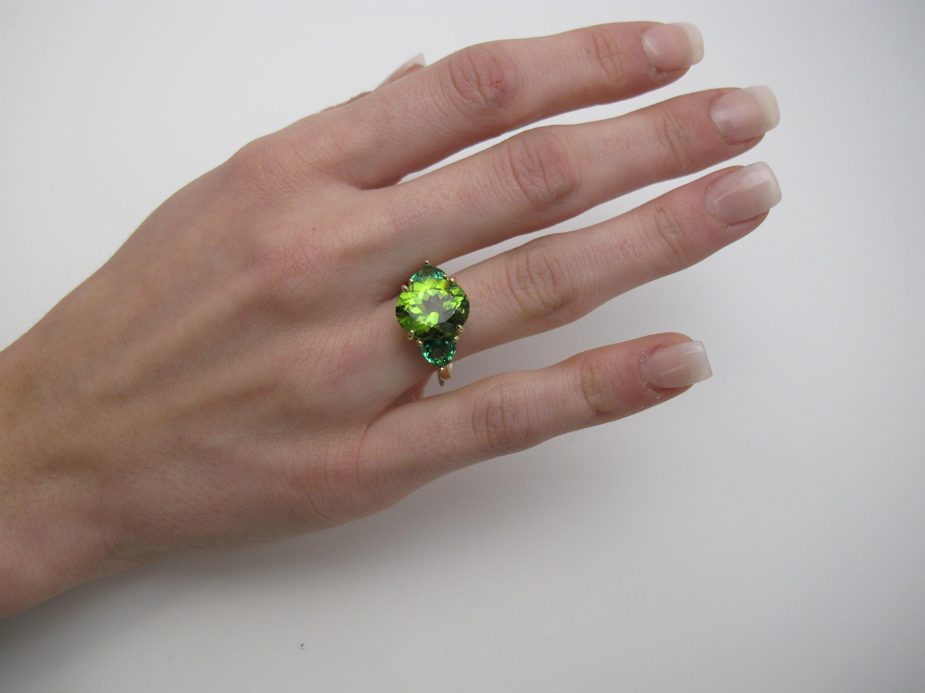 6.44 ct. Peridot Oval and Tsavorite Garnet Trillion 18k Yellow Gold 3-Stone Ring In New Condition In Los Angeles, CA